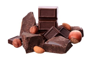 çikolata ve beyaz arka plan üzerinde izole fındık parçaları
