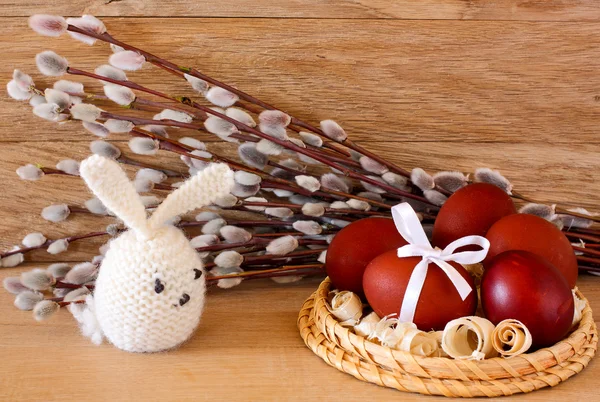 Velikonoční vajíčka a králík na Jehnědy pozadí — Stock fotografie