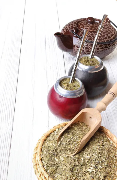 Mate caliente en calabazas y listo para su elaboración en una luz de madera —  Fotos de Stock