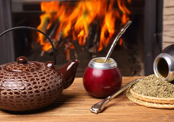 Maté dans la calebasse, bouilloire, yerba sur fond de feu — Photo