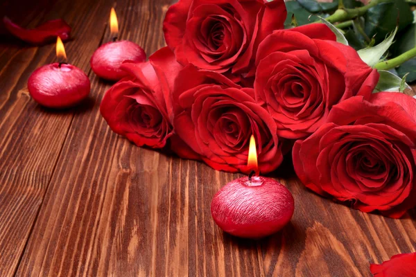 Romantic composition with red candles and roses. selective focus — Stock Photo, Image