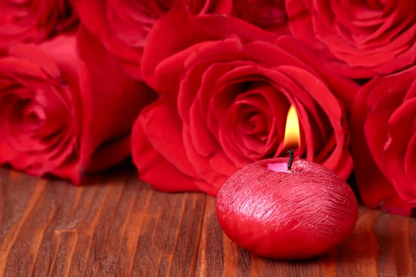 Romantische Komposition mit roten Kerzen und Rosen. Selektiver Fokus — Stockfoto