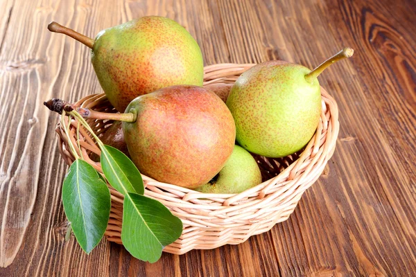 Pears in a wicker basket — Stock Photo, Image
