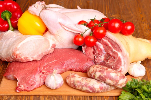 生鲜肉，包括牛肉、 猪肉、 鸡肉和蔬菜 — 图库照片