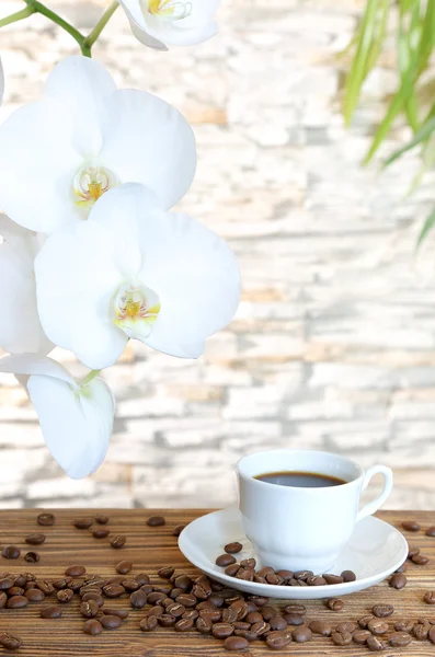 Чорна кава і орхідея — стокове фото