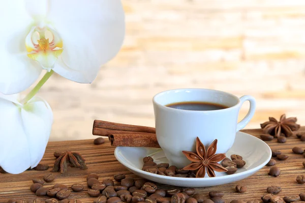 Kopi hitam dengan kayu manis — Stok Foto