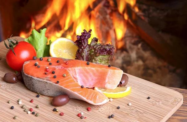 Bistecca di salmone su uno sfondo di una fiamma in fiamme — Foto Stock