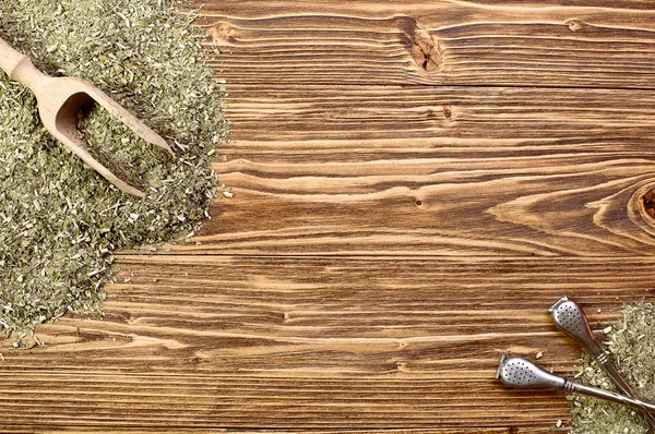 Bakgrund - yerba mate och bombilla på ett träbord — Stockfoto