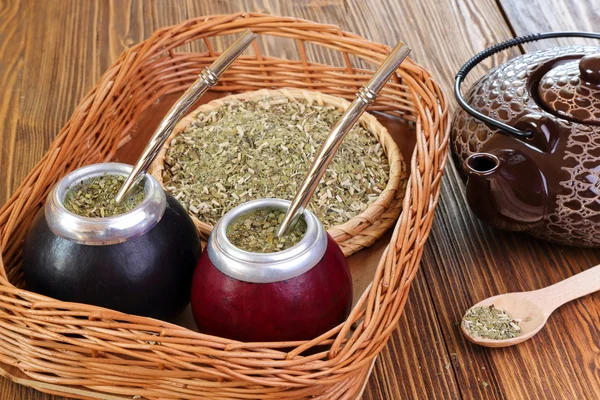 Yerba mate és a mate a lopótök egy fonott tálca — Stock Fotó