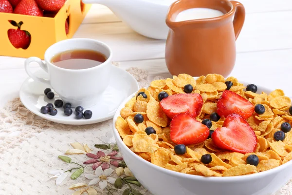 Breakfast - cornflakes with  strawberries and blueberries — Stock Photo, Image
