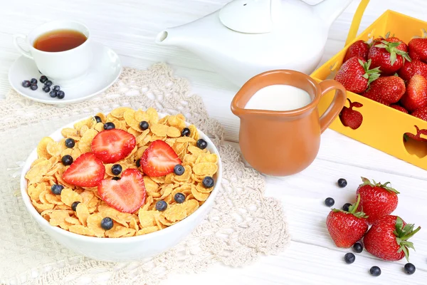 Desayuno - copos de maíz con fresas y arándanos —  Fotos de Stock