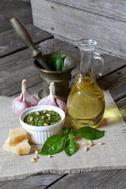 İtalyan pesto sos ve malzemeler 