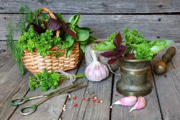 Gewürze und Kräuter auf dunklem Holzgrund — Stockfoto