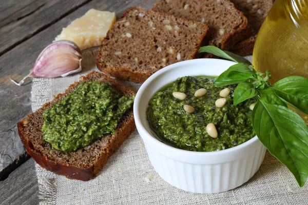 Molho pesto italiano e torrada de centeio — Fotografia de Stock