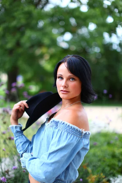 Bella bruna con cappello nero — Foto Stock