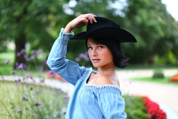 Bella bruna con cappello nero — Foto Stock