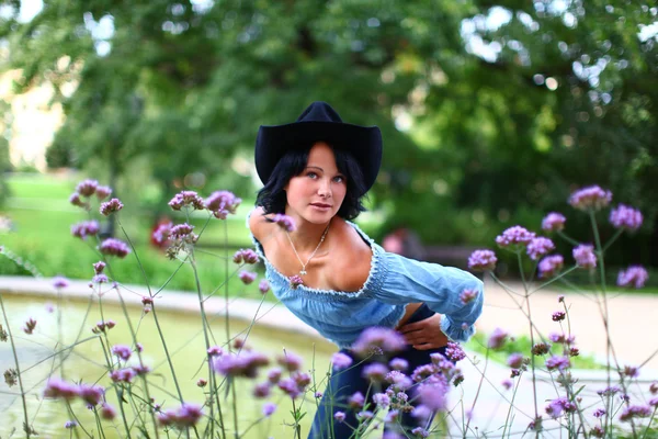 Adorabile giovane bruna in stile cowboy — Foto Stock