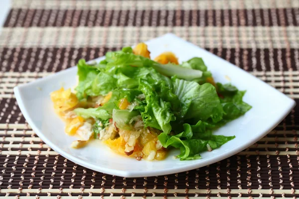 Saláta csirkével, narancs, méz és mandula — Stock Fotó