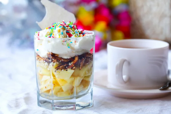 Фруктовый десерт с красочными брызгами и чашкой чая — стоковое фото