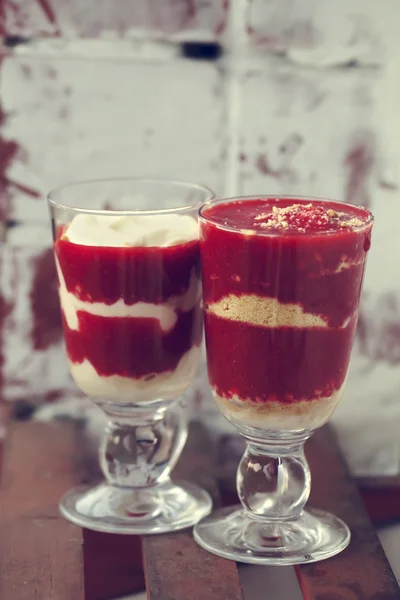Вкусный клубничный десерт тирамису — стоковое фото