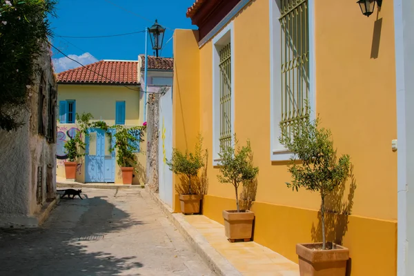 Традиційний барвистий вулиці в районі Плака, Афіни — стокове фото