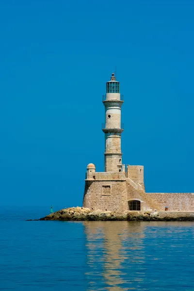 ハニアの湾で有名な灯台 — ストック写真
