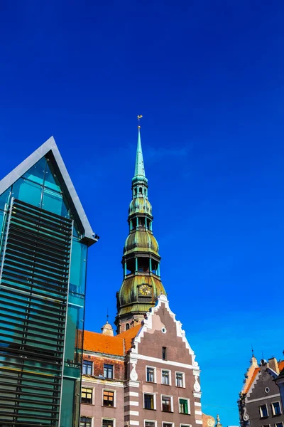 Ciudad vieja de Riga con la iglesia de San Pedro — Foto de Stock