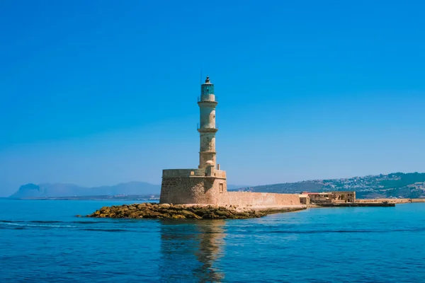 Beroemde vuurtoren in baai in chania — Stockfoto