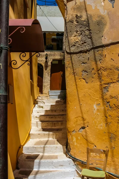 Escadaria vazia bonita em Chania, Creta, Grécia — Fotografia de Stock