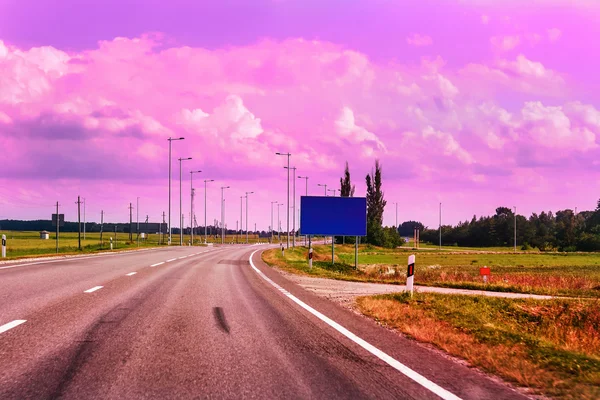 Estrada vazia da Via Báltica E67 e céu de baunilha — Fotografia de Stock