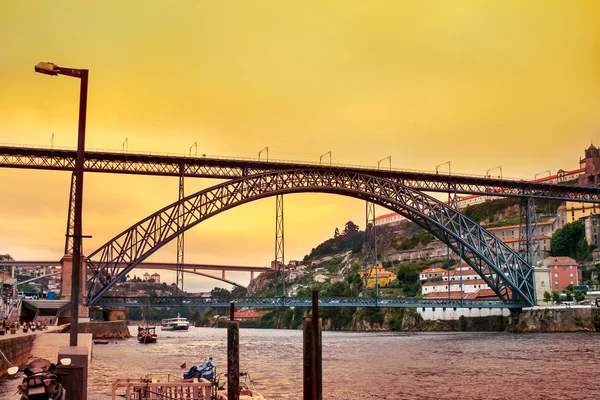 Amazing sunset over Dom Luis Bridge in Porto — Stock Photo, Image