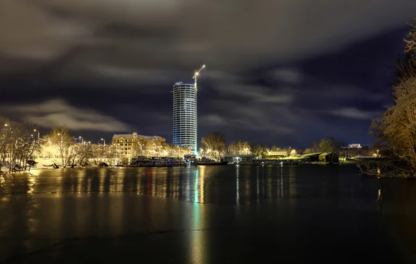 Vista notturna a Riga, Lettonia con grattacieli — Foto Stock
