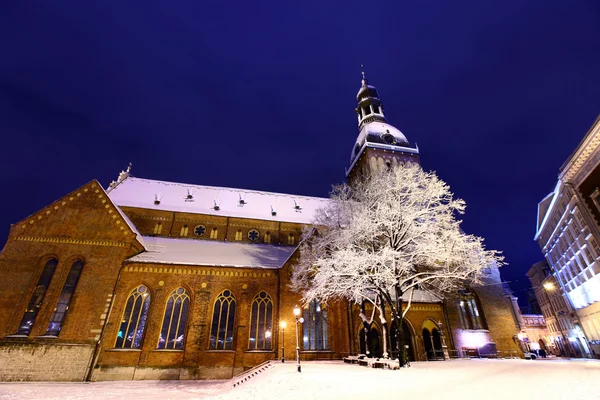 Geceleri Dome Meydanı eski Riga, Letonya — Stok fotoğraf