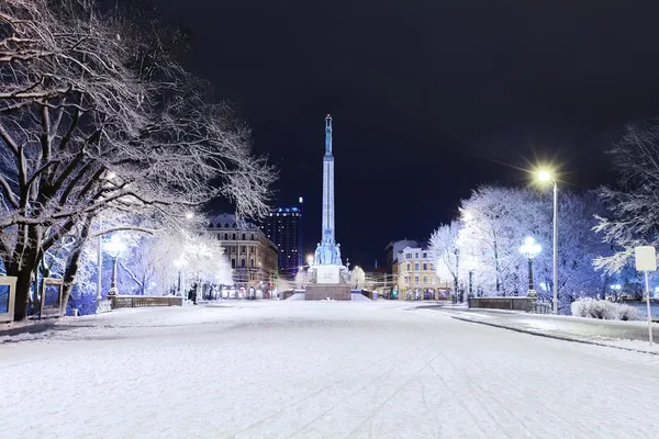 Μνημείο ελευθερίας στη Ρίγα τη νύχτα του χειμώνα — Φωτογραφία Αρχείου