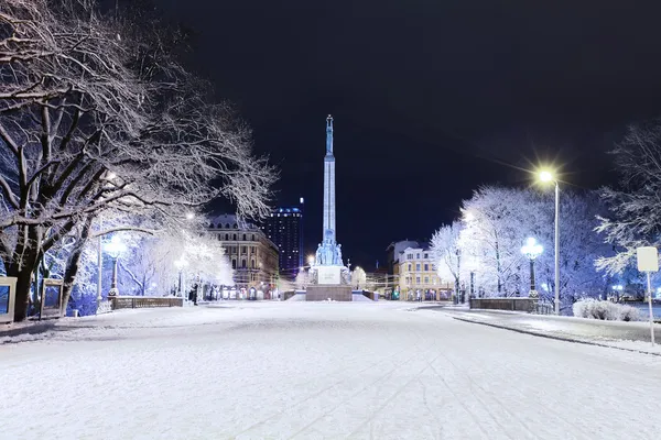 Pomnik wolności w Rydze w zimową noc — Zdjęcie stockowe