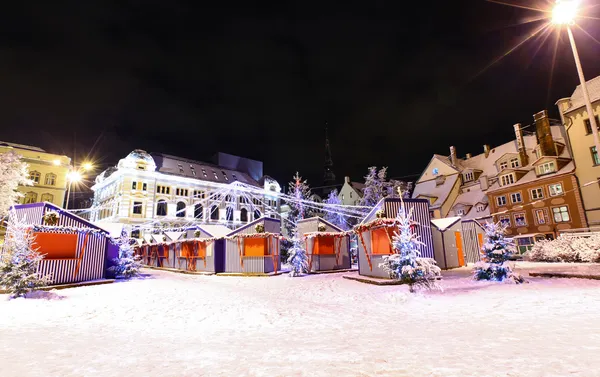 Riga, Letonya Noel zamanında gece görünümü Stok Resim