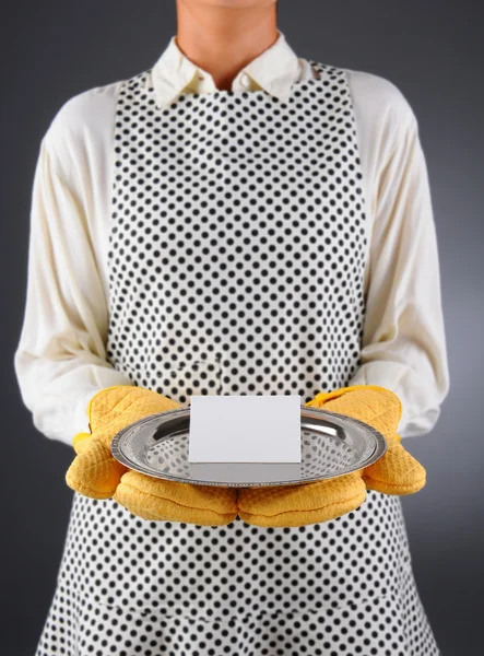Hausfrau hält Tablett mit Blanko-Karte — Stockfoto