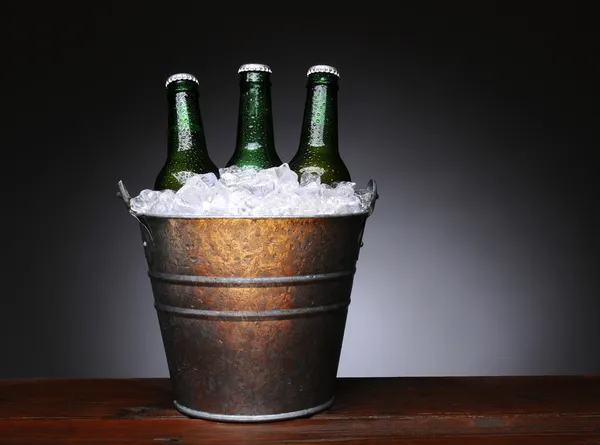 Cubo de cerveza en madera —  Fotos de Stock