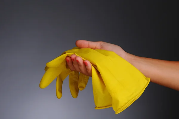 Mujer sosteniendo guantes de goma —  Fotos de Stock