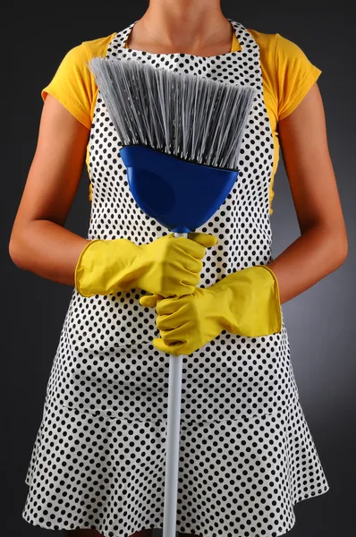 Hausfrau mit Besen — Stockfoto