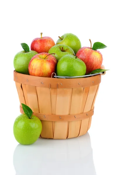 Granny smith i gali jabłka w kosz — Zdjęcie stockowe