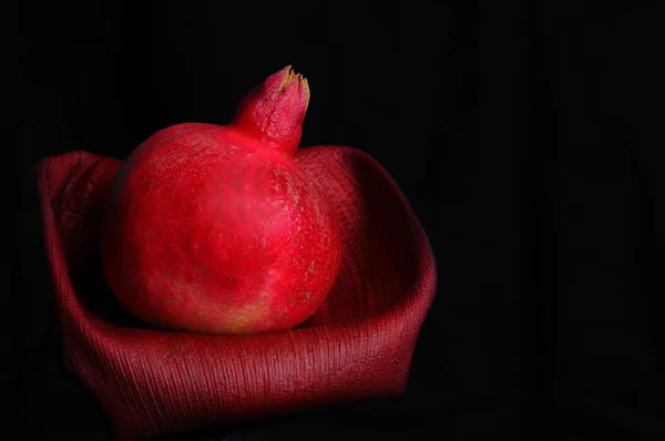 Granátové jablko na černém pozadí — Stock fotografie