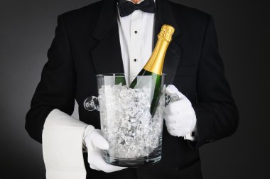 Sommelier ile şampanya buz kovası