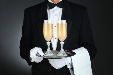 Sommelier tepsi şampanya bardağı ile