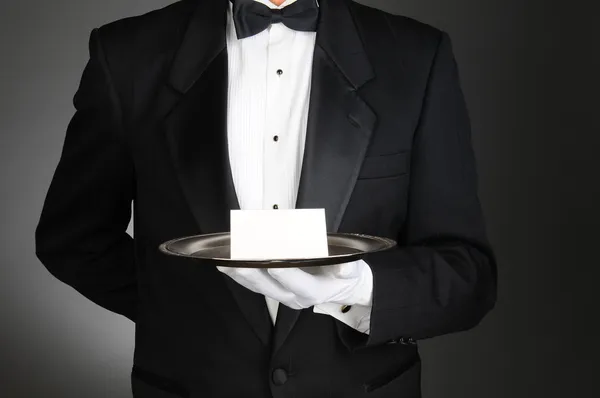 Butler com nota na bandeja — Fotografia de Stock