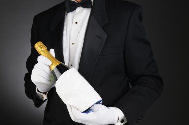 Sommelier şampanya şişesi ile