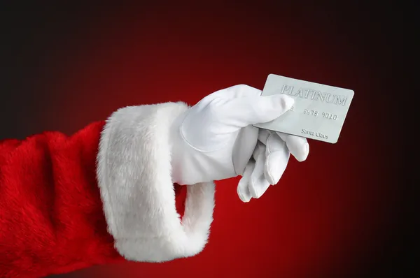 Papai Noel mão segurando cartão de crédito — Fotografia de Stock