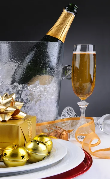 Champagne och presenterar — Stockfoto