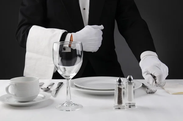 Garçom Definir mesa de jantar formal — Fotografia de Stock