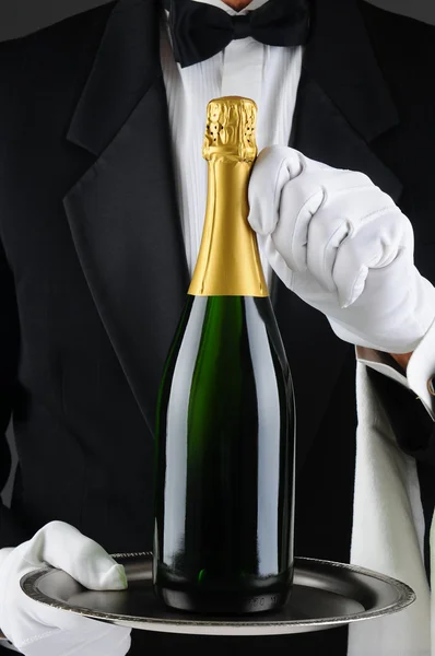 Sommelier segurando garrafa de champanhe na bandeja — Fotografia de Stock